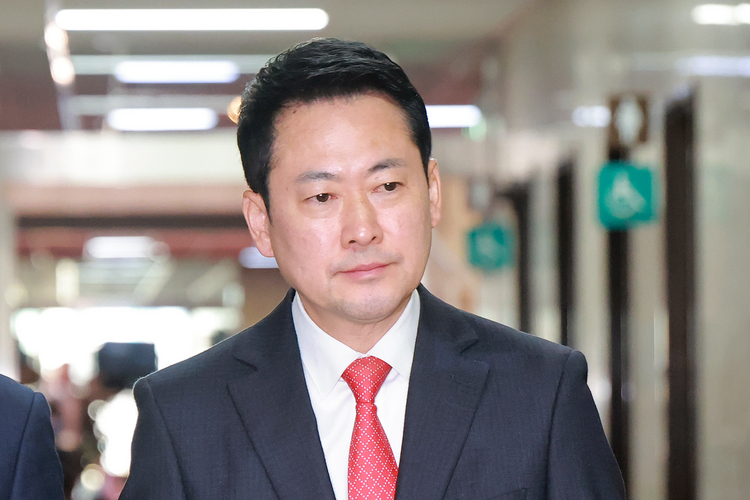 국민의힘 장동혁 대표가 25일 국회 당대표실에서 나와 원내대표실로 향하고 있다. /연합뉴스 