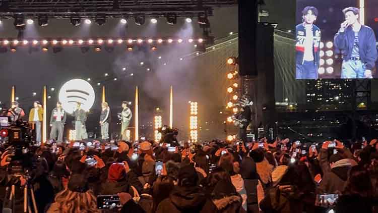 23일(현지시간) 미국 뉴욕 맨해튼 피어17에서 '스포티파이 X BTS : 스윔사이드' 행사 중인 방탄소년단 /연합뉴스