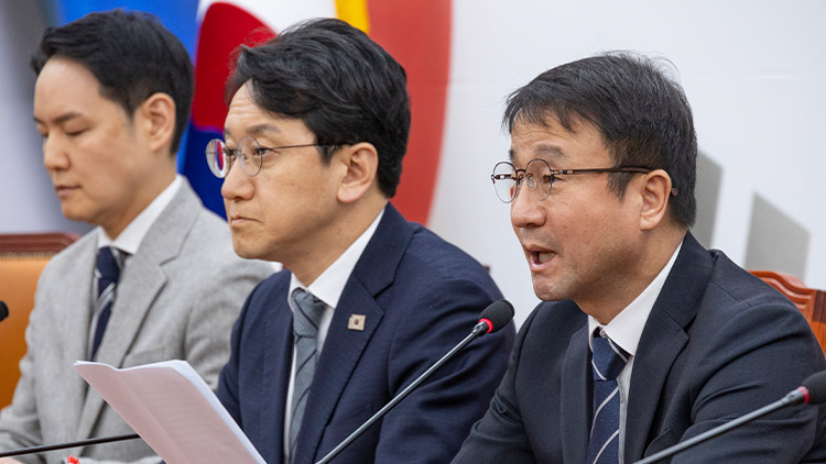 더불어민주당 한병도 원내대표가 26일 국회에서 열린 정책조정회의에서 신임 법제사법위원장 선임과 관련해 "국민의힘에 내어줄 생각은 추호도 없다"고 말하고 있다. /연합뉴스