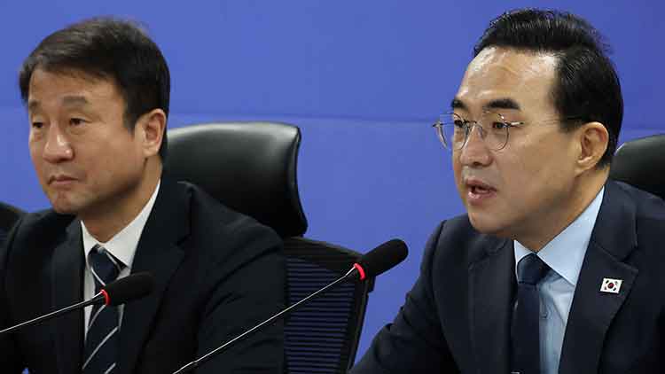 박홍근 기획예산처 장관이 26일 국회에서 열린 '2026년 추가경정예산안 당정 협의'에서 발언하고 있다. 왼쪽은 더불어민주당 한병도 원내대표. /연합뉴스