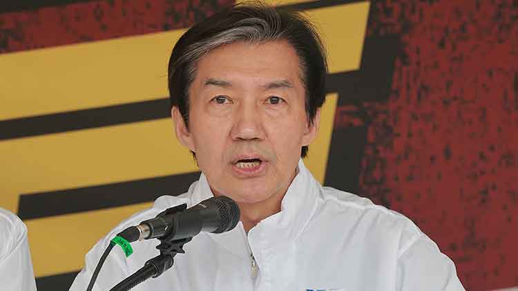 조국혁신당 조국 대표가 26일 국회 본청 앞 정치개혁 촉구 천막농성장에서 열린 최고위원회의에 참석해 발언하고 있다. /연합뉴스