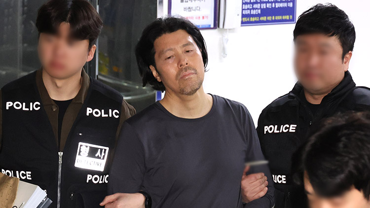 부산 항공사 기장 살해범 김동환이 26일 오전 부산 부산진경찰서에서 검찰로 송치되고 있다. /연합뉴스
