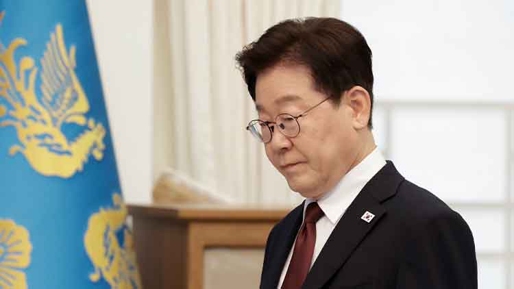 이재명 대통령이 26일 청와대에서 비상경제점검회의에 입장하고 있다. /연합뉴스