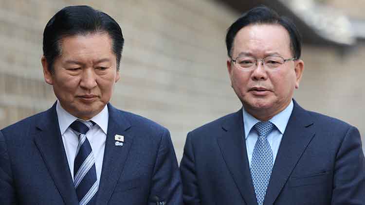 더불어민주당 정청래 대표와 김부겸 전 국무총리가 26일 서울 중구 달개비에서 회동을 마친 뒤 취재진에게 내용을 설명하고 있다. /연합뉴스