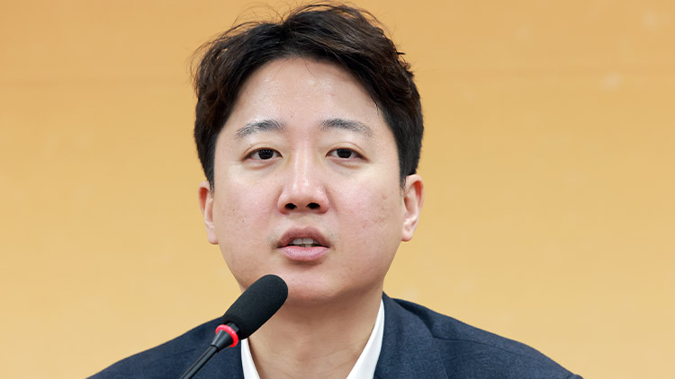 개혁신당 이준석 대표가 26일 국회에서 열린 최고위원회의에 참석해 발언하고 있다. /연합뉴스