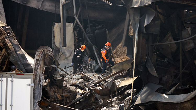 지난 24일 대전 대덕구 소재 자동차 부품 제조업체인 안전공업 주식회사 2일 차 감식에 나선 소방 당국 관계자들이 불에 탄 건물 안으로 진입하고 있다. /연합뉴스