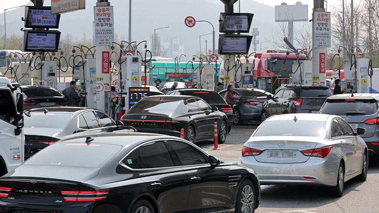 정부가 중동전쟁의 충격을 줄이도록 유류세 인하 폭을 확대하는 등 민생 안정 대책을 추가로 실행하기로 한 가운데 26일 서울 서초구 만남의광장 주유소에서 차량들이 주유를 위해 줄지어 대기하고 있다. /연합뉴스