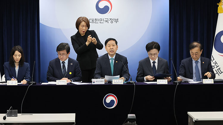 구윤철 부총리 겸 재정경제부 장관이 26일 서울 종로구 정부서울청사에서 열린 비상경제 점검회의 관련 관계부처 합동브리핑에서 중동 전쟁에 따른 비상경제 대응방안을 발표하고 있다.
    왼쪽부터 김진아 외교부 2차관, 김성환 기후에너지환경부 장관, 구윤철 부총리, 김정관 산업통상부 장관, 김윤덕 국토교통부 장관. /연합뉴스