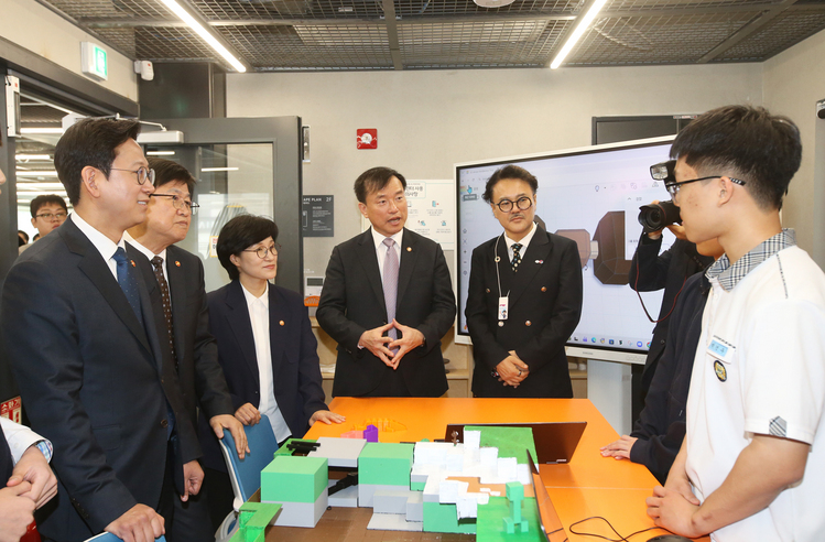 김종철 방송미디어통신위원회 위원장(왼쪽에서 네번째)이 26일 서울 가재울청소년센터에서 '안전하고 포용적인 AI·과학기술 기반 마련과 청소년 보호를 위한 업무협약'을 체결한 후 청소년들과 체험존 등을 둘러보고 있다.