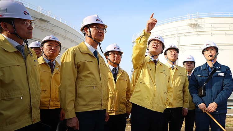 이재명 대통령이 26일 충남 한국석유공사 서산 비축기지에서 석유화학기업 간담회를 마친 뒤 원유탱크를 살펴보며 관계자에게 질문하고 있다. /연합뉴스