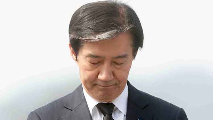 조국혁신당 조국 대표가 27일 오전 경남 김해시 진영읍 봉하마을 노무현 전 대통령 묘역에서 참배하고 있다. /연합뉴스