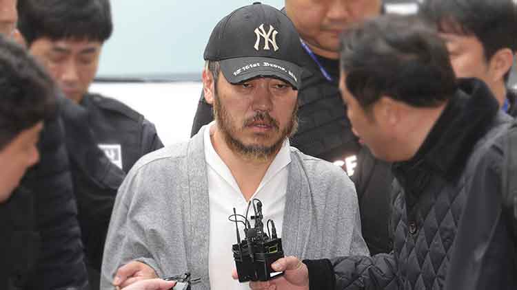 '마약왕' 박왕열이 27일 오전 경기도 의정부시 가능동 의정부지방법원에서 구속 전 피의자 심문을 위해 법정으로 이동하고 있다. /연합뉴스