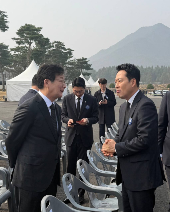 서해수호의 날 기념식에서 유승민 전 의원과 국민의힘 장동혁 대표가 대화를 나누고 있다. /독자 제공