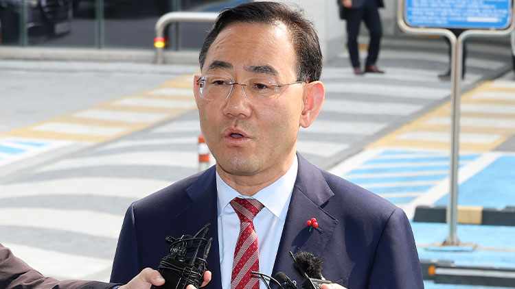 주호영 국회부의장이 27일 서울 양천구 서울남부지방법원에서 자신을  6·3 지방선거 공천에서 배제(컷오프)한 국민의힘 공천관리위원회 결정 효력을 정지해 달라며 낸 가처분 신청 심문에 출석하며 취재진 질문에 답하고 있다. /연합뉴스