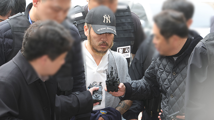 '마약왕' 박왕열이 27일 오전 경기도 의정부시 가능동 의정부지방법원에서 구속 전 피의자 심문을 위해 법정으로 이동하고 있다. /연합뉴스