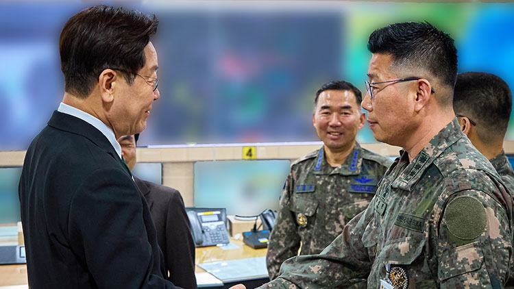 이재명 대통령이 27일 서울 용산 국방부에서 전군주요지휘관회의를 마친 뒤 지휘통제실을 찾아 조성현 대령을 격려하며 악수하고 있다. /연합뉴스