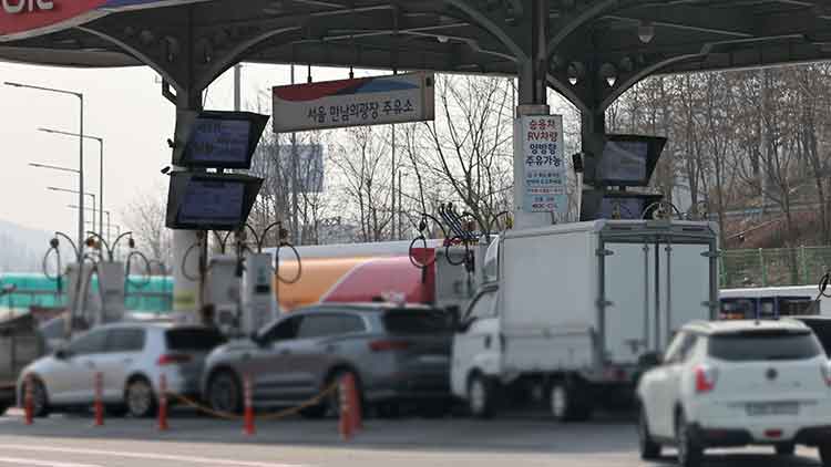 지난 26일 서울 서초구 만남의광장 주유소 /연합뉴스