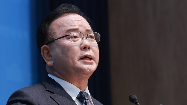 김부겸 전 국무총리가 30일 서울 여의도 국회 소통관에서 대구시장 출마를 선언하고 있다. /연합뉴스