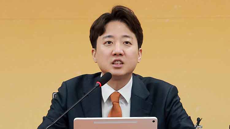 개혁신당 이준석 대표가 30일 국회에서 열린 최고위원회의에 참석해 발언하고 있다. /연합뉴스