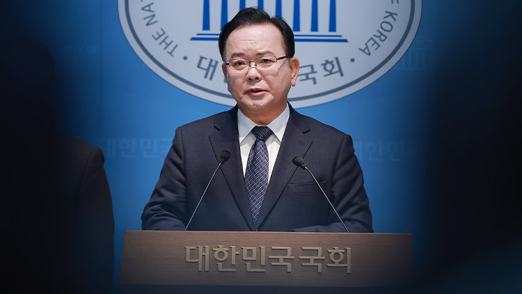 김부겸 전 국무총리가 30일 국회 소통관에서 대구시장 출마를 선언하고 있다. /연합뉴스