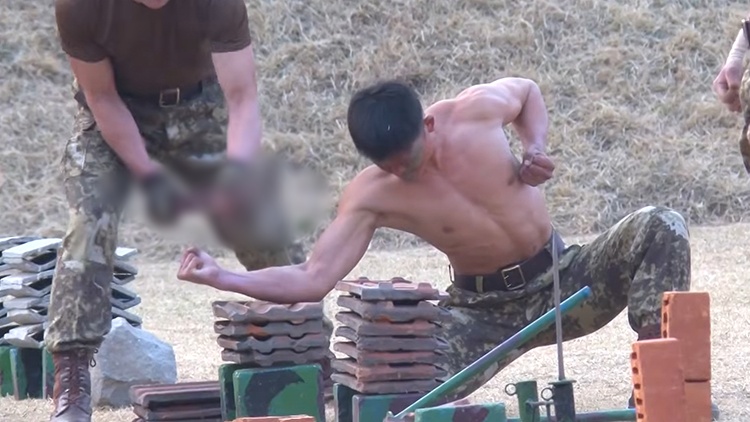 김정은 북한 국무위원장이 특수작전 훈련기지에서 특수부대의 훈련 참관한 모습을 조선중앙TV가 지난 29일 방영했다. /연합뉴스