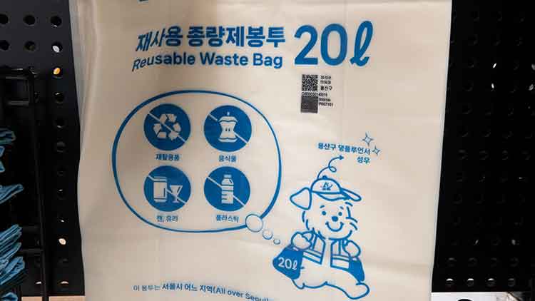 지난 29일 서울 시내 대형마트 셀프계산대에 재활용 종량제 봉투가 비치되어 있다. /연합뉴스
