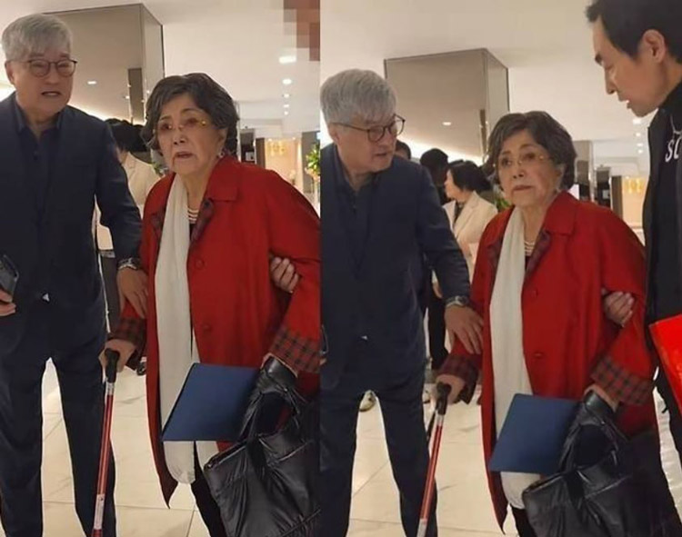 동료 배우들의 부축을 받으며 이동 중인 사미자. /출처: 한지일 SNS