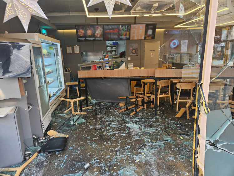 차량이 돌진해 가게가 부서진 모습