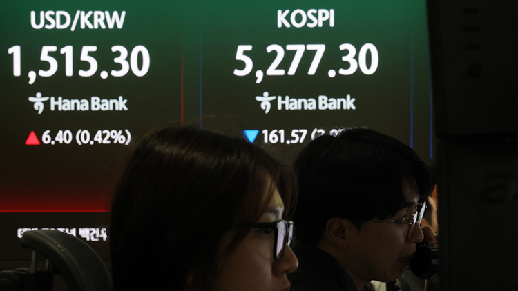30일 서울 중구 하나은행 본점 딜링룸 전광판에 코스피 종가와 원/달러 환율이 표시돼 있다. 이날 코스피는 전장보다 161.57포인트(2.97%) 내린 5,277.30에 장을 마쳤다. 원/달러 환율은 6.8원 오른 1,515.7원을 기록했다. /연합뉴스