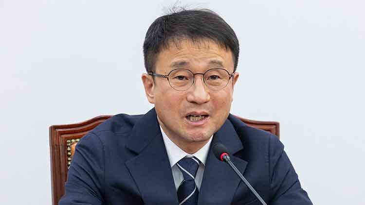 더불어민주당 한병도 원내대표가 31일 국회에서 열린 원내대책회의에서 추경 신속한 처리에 관해 발언하고 있다 /연합뉴스