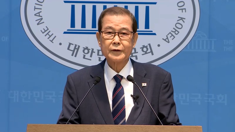 박수천 한국 베트남 우호협의회장 겸 월남전 참전용사 명예수당 인상 추진위원장은 30일 국회에서 기자회견을 열고 참전수당 현실화를 촉구하고 있다.