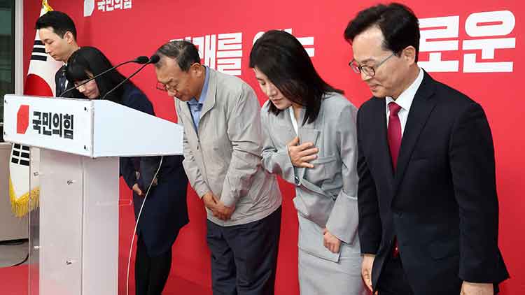 국민의힘 이정현 공천관리위원장(가운데)이 31일 서울 영등포구 여의도 중앙당사에서 사퇴 의사를 밝힌 뒤 인사하고 있다. /연합뉴스