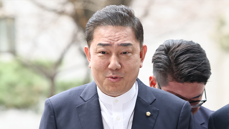 뇌물수수 의혹 등을 받는 무소속 김병기 의원이 31일 마포구 서울경찰청 공공범죄수사대에 출석하며 취재진 질문에 답하고 있다. /연합뉴스 