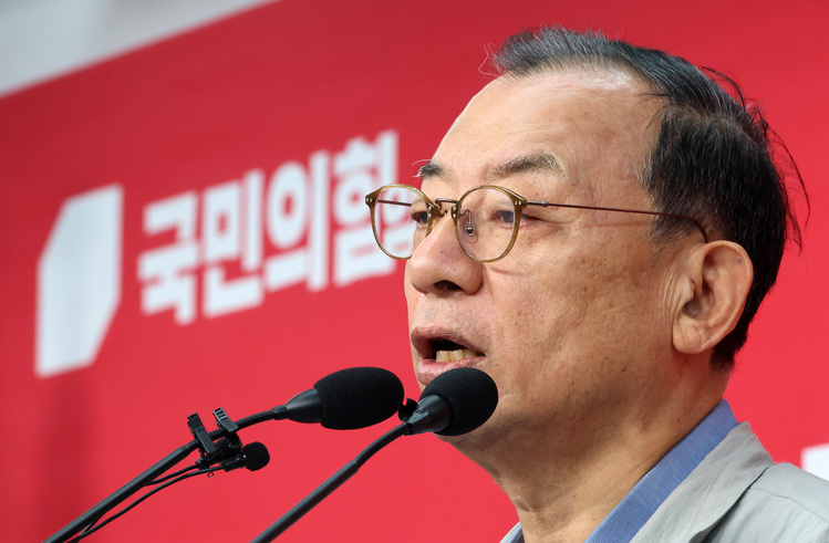 국민의힘 이정현 공천관리위원장이 31일 서울 영등포구 여의도 중앙당사에서 50만 이상 도시 경선 결과 발표를 하고 있다.  /연합뉴스 