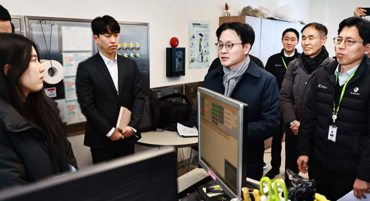 김정관 장관이 19일 서울에 있는 한 직영 주유수를 찾아 점검했다. (산업통상부 제공)