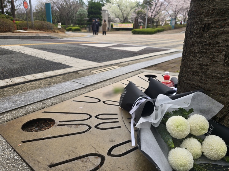 사고 현장에 놓인 조화와 음료수
