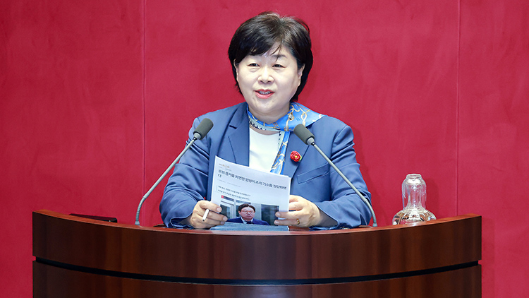 31일 국회에서 열린 3월 임시국회 제3차 본회의에서 법제사법위원장으로 선출된 더불어민주당 서영교 의원이 당선 인사하고 있다. /연합뉴스