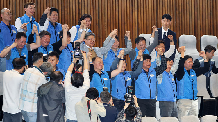 31일 국회에서 열린 3월 임시국회 제3차 본회의에서 공휴일에 관한 법률 일부개정법률안(대안)이 통과되자 이해 당사자들인 대한민국공무원노동조합총연맹(공노총)과 전국공무원노동조합(전공노) 등 관계자들이 두 손을 맞잡아 올리며 기뻐하고 있다. /연합뉴스