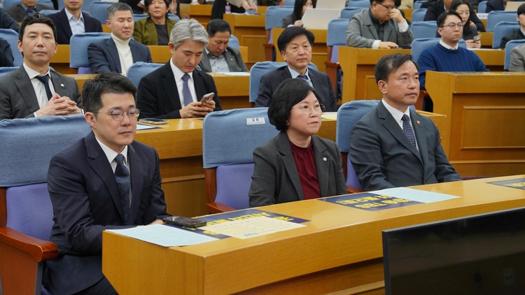 김종철 방미통위원장, 김현 민주당 과방위 간사, 주용진 TBS 대표이사 (앞줄 오른쪽부터)  민주당 이정헌 의원(뒷줄 왼쪽) 민주당 오기형 의원(뒷줄 오른쪽)