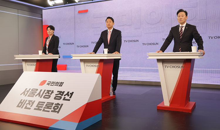 31일 서울 중구 TV조선 스튜디오에서 열린 국민의힘 6·3 지방선거 서울특별시장 후보자를 가리기 위한 비전 토론회에서 윤희숙(왼쪽부터), 오세훈, 박수민 후보가 단상에 서 있다. /연합뉴스