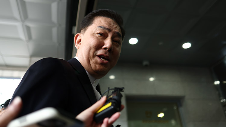 뇌물수수 의혹 등을 받는 무소속 김병기 의원이 조사를 받기 위해 31일 마포구 서울경찰청 공공범죄수사대에 출석하며 취재진 질문에 답하고 있다. /연합뉴스