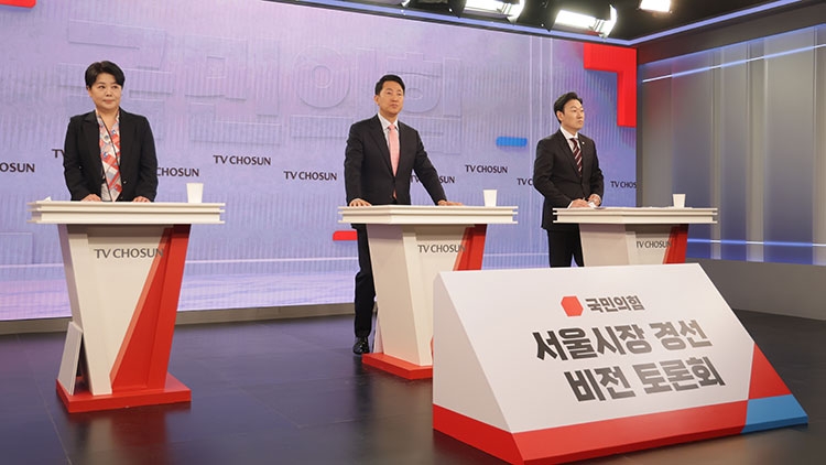 31일 서울 중구 TV조선 스튜디오에서 열린 국민의힘 6·3 지방선거 서울특별시장 후보자를 가리기 위한 비전 토론회에서 윤희숙(왼쪽부터), 오세훈, 박수민 후보가 단상에 서 있다. /연합뉴스