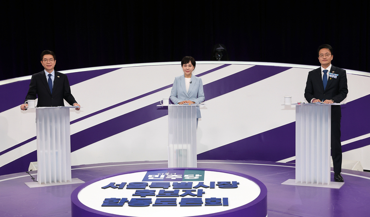 더불어민주당 정원오(왼쪽부터), 전현희, 박주민 서울시장 예비후보가 3월 31일 서울 마포구 상암동 MBC 신사옥에서 열린 더불어민주당 서울시장 후보자 본경선 합동토론회에서 토론 준비를 하고 있다. /국회사진기자단