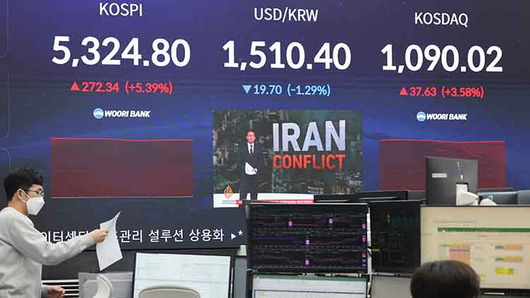 1일 오전 서울 중구 우리은행 본점 딜링룸 전광판에 코스피와 환율이 표시돼 있다. /연합뉴스