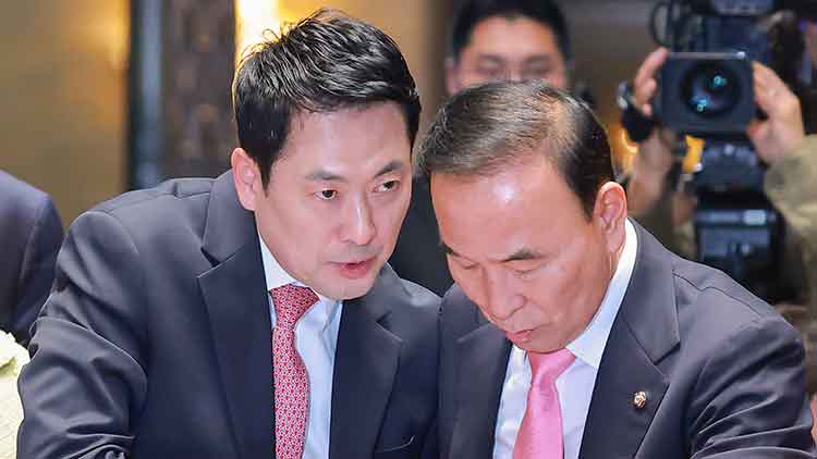 지난달 31일 국민의힘 장동혁 대표가 국회에서 열린 의원총회에 참석하며 박덕흠 의원과 대화하고 있다. /연합뉴스