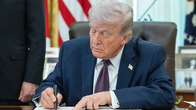 3월 31일(현지시간) 미국 워싱턴 DC 백악관 집무실에서 행정 명령에 서명하는 도널드 트럼프 미국 대통령 /EPA=연합뉴스