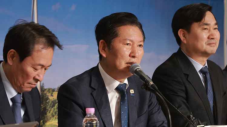 더불어민주당 정청래 대표가 1일 강원 철원새마을금고 본점 대회의실에서 열린 현장 최고위원회의에서 발언하고 있다. /연합뉴스