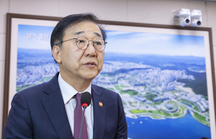 김윤덕 국토교통부 장관이 1일 국회에서 열린 국토교통위원회 전체 회의에서 법안 의결 인사말을 하고있다.  /연합뉴스 