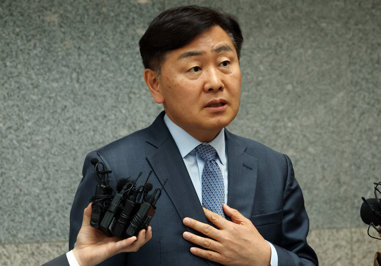 '돈 봉투 살포 의혹'에 휩싸인 김관영 전북특별자치도지사가 1일 도청에서 취재진에게 "청년들에게 대리비를 줬다가 회수했다"며 "당 윤리감찰단에 있는 그대로 소명하겠다"고 밝히고 있다.  /연합뉴스 