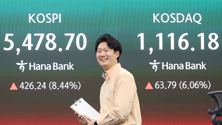 코스피가 급등한 1일 서울 중구 하나은행 딜링룸 현황판에 코스피·코스닥 종가가 표시돼있다. 이날 코스피는 전장보다 426.24포인트(8.44%) 오른 5,478.70에 장을 마치며 5거래일 만에 상승세로 돌아섰다. /연합뉴스